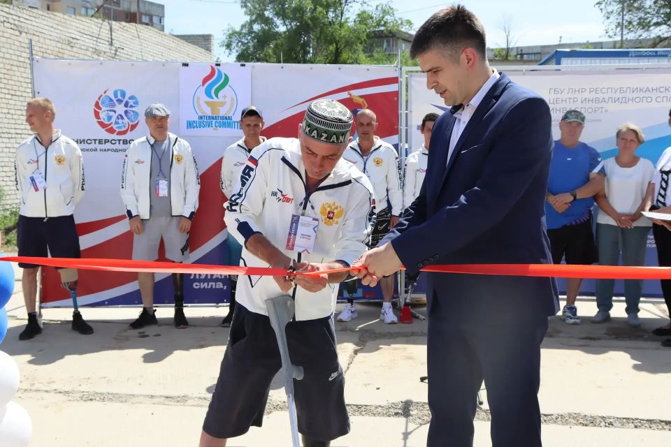 В Луганске открылась первая инклюзивная спортивная площадка В Луганске открылась первая инклюзивная спортивная площадка