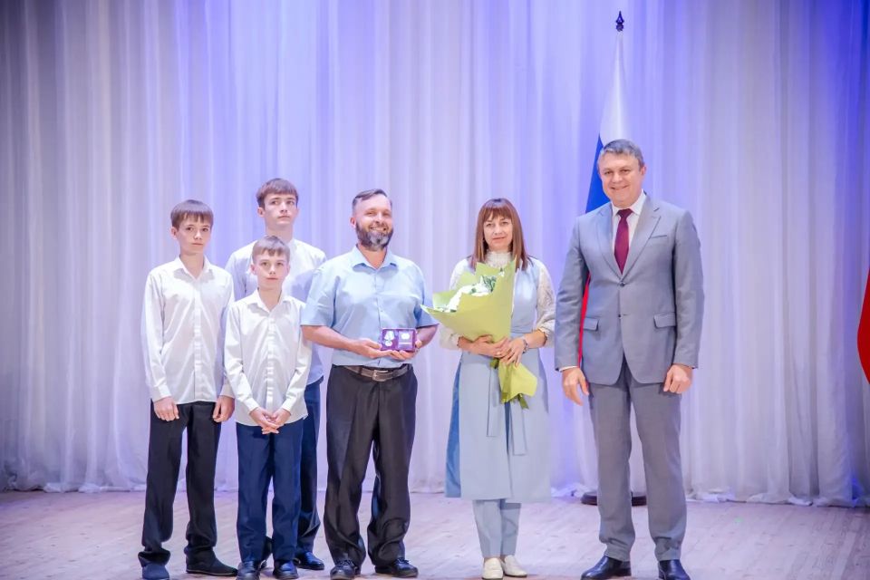 Девять многодетных семей ЛНР получили медали «Родительская Слава» Девять многодетных семей ЛНР получили медали «Родительская Слава»
