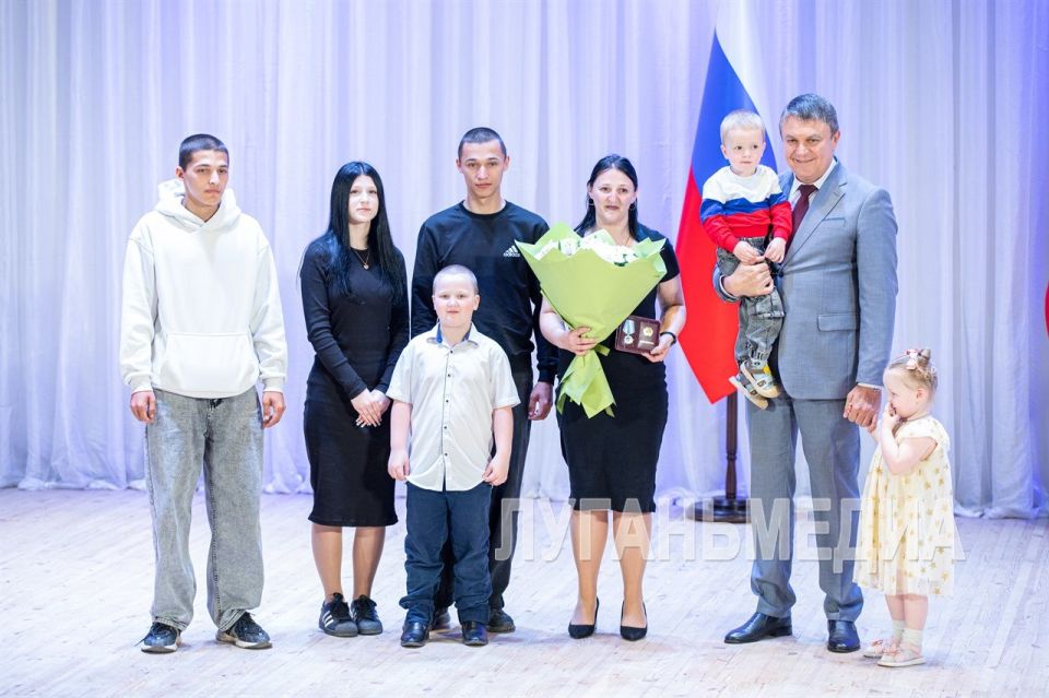 Леонид Пасечник наградил многодетные семьи государственными наградами Леонид Пасечник наградил многодетные семьи государственными наградами