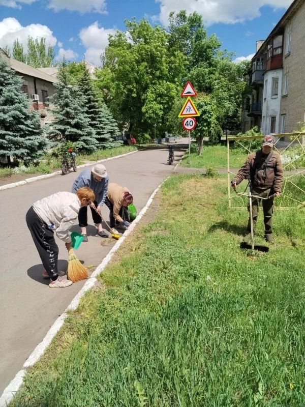 Депутаты Брянковского городского совета Алферова Алла Владимировна и Герасимова Людмила Николаевна подали отличный пример активной гражданской позиции и приступили к добрым делам для нашего города Депутаты Брянковского городского совета Алферова Алла Владимировна и Герасимова Людмила Николаевна подали отличный пример активной гражданской позиции и приступили к добрым делам для нашего города