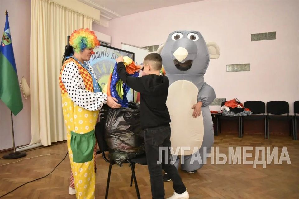 В Брянке прошла развлекательная программа для детей социально незащищенных категорий В Брянке прошла развлекательная программа для детей социально незащищенных категорий