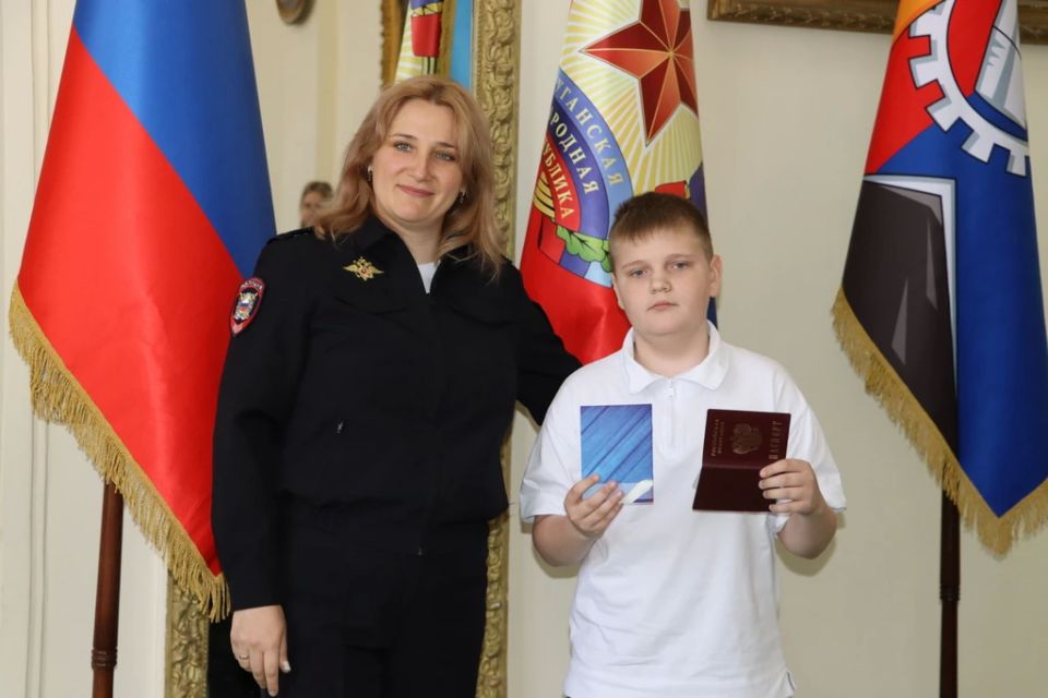 В преддверии Дня защиты детей вручили паспорта юным гражданам России В преддверии Дня защиты детей вручили паспорта юным гражданам России