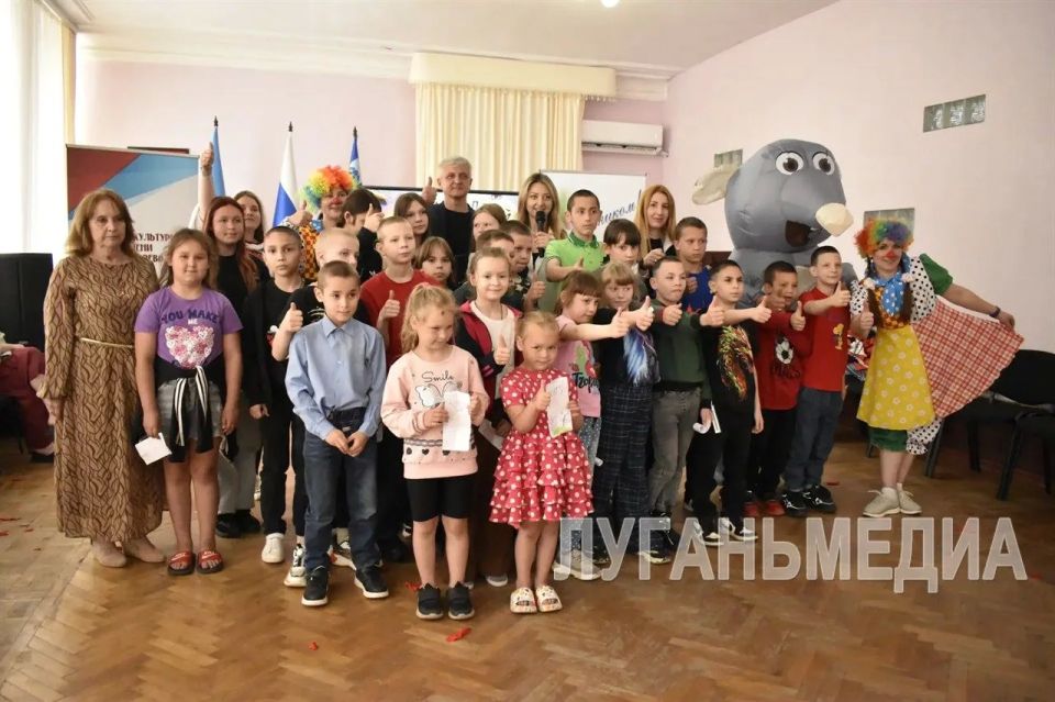 В Брянке прошла развлекательная программа для детей социально незащищенных категорий В Брянке прошла развлекательная программа для детей социально незащищенных категорий
