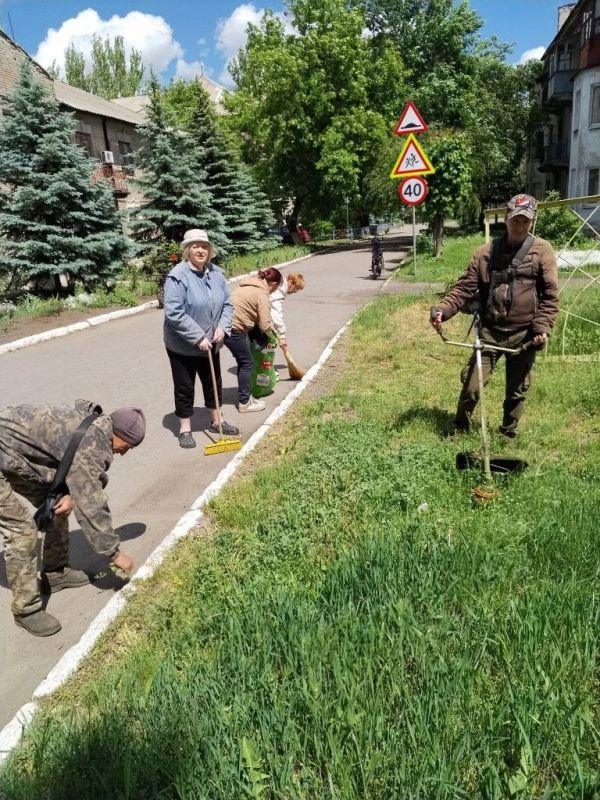 Депутаты Брянковского городского совета Алферова Алла Владимировна и Герасимова Людмила Николаевна подали отличный пример активной гражданской позиции и приступили к добрым делам для нашего города Депутаты Брянковского городского совета Алферова Алла Владимировна и Герасимова Людмила Николаевна подали отличный пример активной гражданской позиции и приступили к добрым делам для нашего города