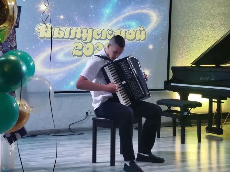 Бал выпускников в Брянковской детской школе искусств № 2: творчество, вдохновение и новые горизонты Бал выпускников в Брянковской детской школе искусств № 2: творчество, вдохновение и новые горизонты