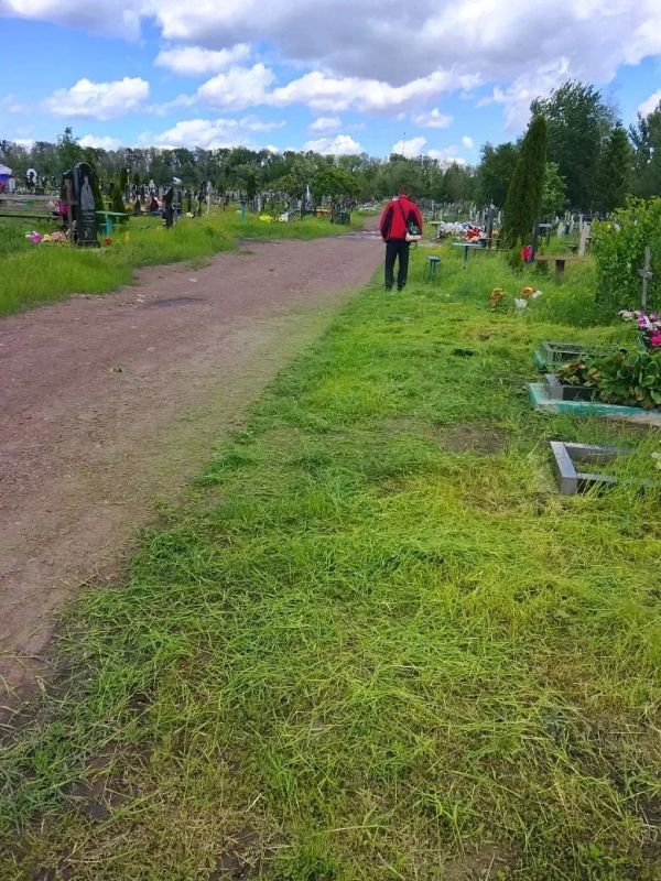 Андрей Рубанцов: В рамках сезонных работ и наведения санитарного порядка на территории городских кладбищ, сотрудники Ритуальной службы города Ровеньки ведут плановый покос травы Андрей Рубанцов: В рамках сезонных работ и наведения санитарного порядка на территории городских кладбищ, сотрудники Ритуальной службы города Ровеньки ведут плановый покос травы