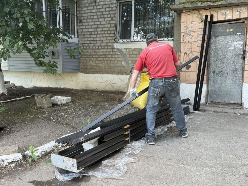 В Молодогвардейске по адресу улица Калинина, дом 7, полным ходом идут работы по обновлению лифтового хозяйства В Молодогвардейске по адресу улица Калинина, дом 7, полным ходом идут работы по обновлению лифтового хозяйства