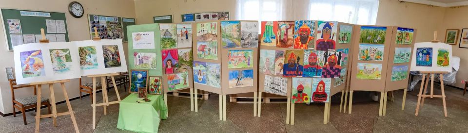 В помещении МБУ ДО «Рубежанская детская школа искусств» отдел изобразительного искусства представил выставку итоговых работ обучающихся отдела В помещении МБУ ДО «Рубежанская детская школа искусств» отдел изобразительного искусства представил выставку итоговых работ обучающихся отдела