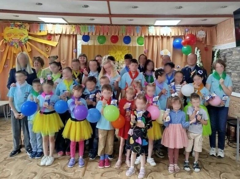В преддверии Дня защиты детей сотрудники ИК № 5 УФСИН России по ЛНР посетили Свердловский центр социально-психологической реабилитации детей