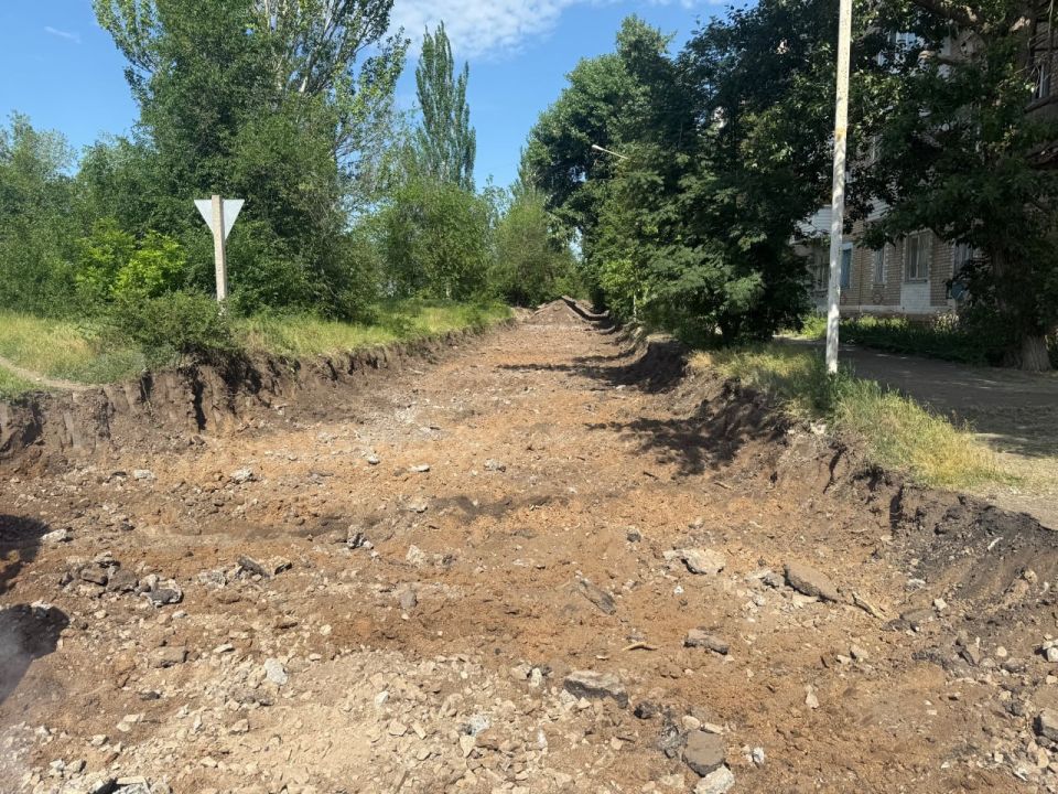 Дорожные работы на улице Молодежной г. Молодогвардейска продолжаются Дорожные работы на улице Молодежной г. Молодогвардейска продолжаются