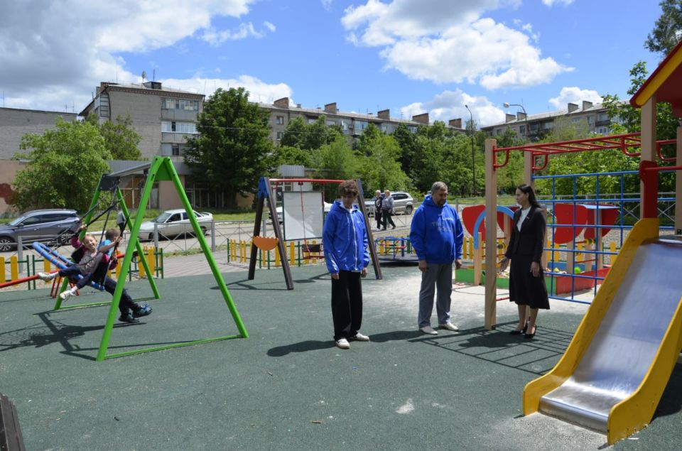 В Лутугино партийцы «Единой России» проинспектировали работу детской площадки «Радуга», построенной в рамках реализации Народной программы партии В Лутугино партийцы «Единой России» проинспектировали работу детской площадки «Радуга», построенной в рамках реализации Народной программы партии