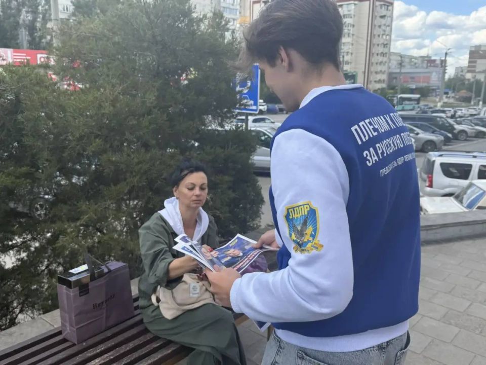 Активисты Молодежной организации ЛДПР ЛНР вновь появились на улицах города, чтобы пообщаться с местными жителями и раздавать им новый выпуск партийной газеты Активисты Молодежной организации ЛДПР ЛНР вновь появились на улицах города, чтобы пообщаться с местными жителями и раздавать им новый выпуск партийной газеты
