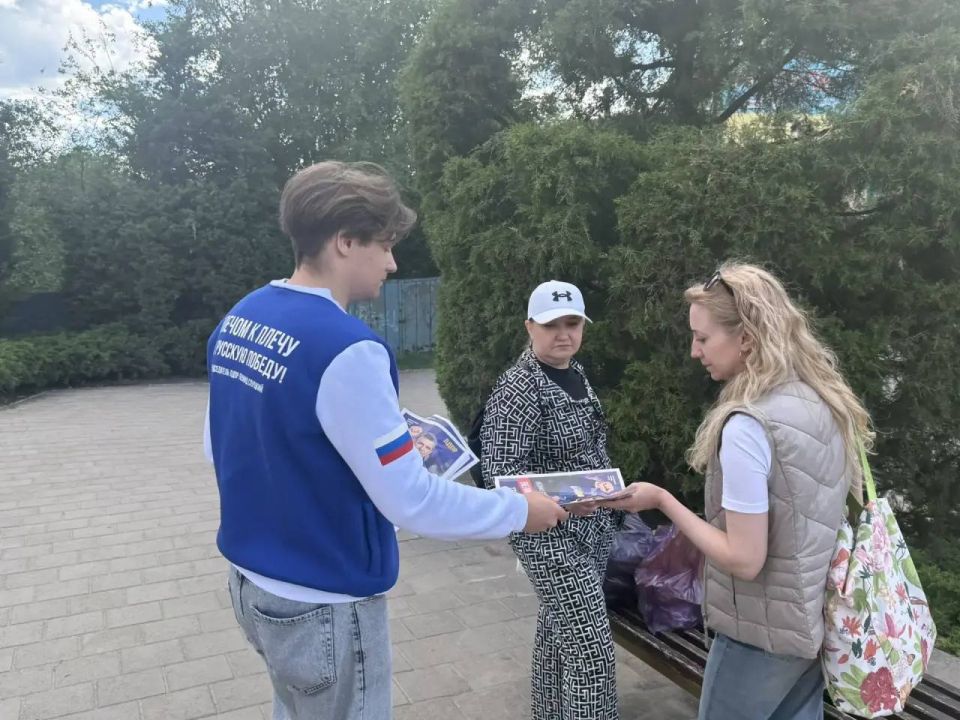 Активисты Молодежной организации ЛДПР ЛНР вновь появились на улицах города, чтобы пообщаться с местными жителями и раздавать им новый выпуск партийной газеты Активисты Молодежной организации ЛДПР ЛНР вновь появились на улицах города, чтобы пообщаться с местными жителями и раздавать им новый выпуск партийной газеты