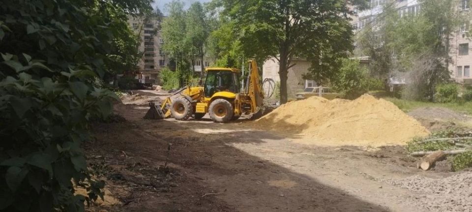 В Краснодоне, по адресу Микроцентр, 25, специалистами подрядной организации СК «Артстрой» активно проводятся работы по ремонту внутридомовой территории В Краснодоне, по адресу Микроцентр, 25, специалистами подрядной организации СК «Артстрой» активно проводятся работы по ремонту внутридомовой территории