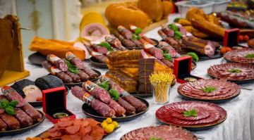 Луганский мясокомбинат на Петербургском международном экономическом форуме (ПМЭФ) представит уникальные колбасы с ягодами — брусникой, клюквой и красной смородиной