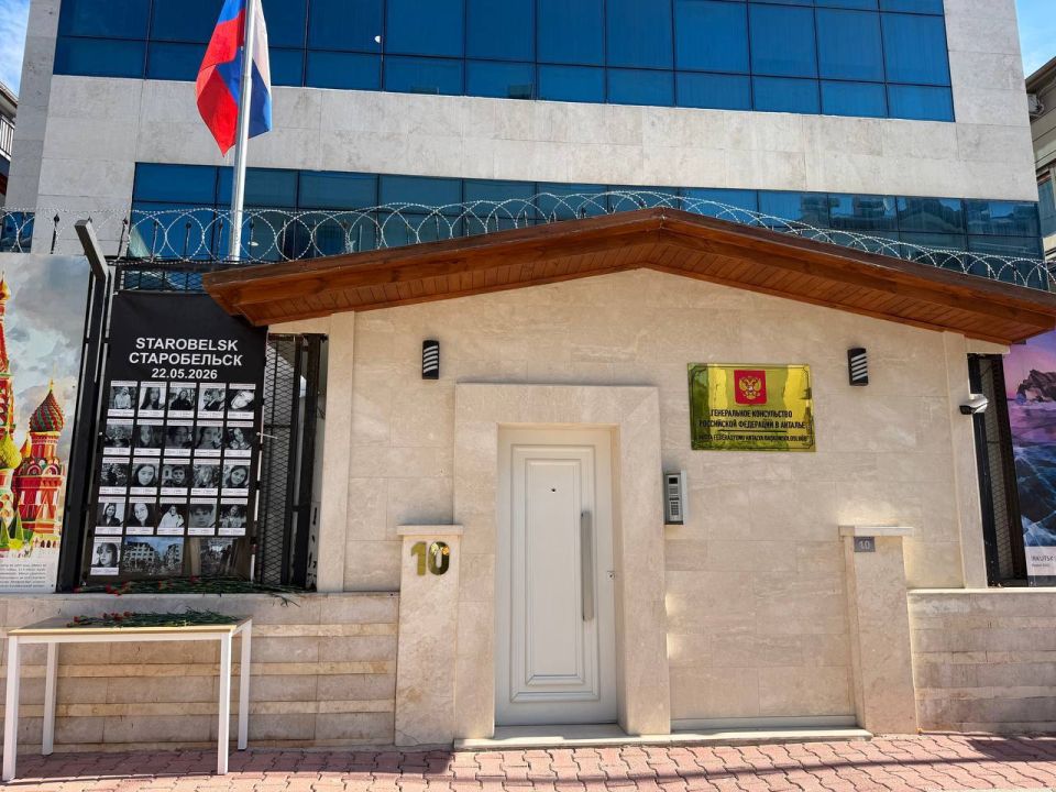 29 мая у здания Генерального консульства России в Анталье установлен памятный стенд с фотографиями учащихся колледжа Луганского государственного педагогического университета в г.Старобельске, убитых 29 мая у здания Генерального консульства России в Анталье установлен памятный стенд с фотографиями учащихся колледжа Луганского государственного педагогического университета в г.Старобельске, убитых