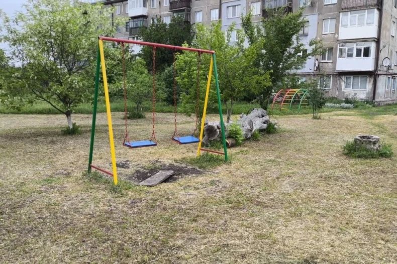 В Червонопартизанске продолжили благоустройство детской площадки В Червонопартизанске продолжили благоустройство детской площадки