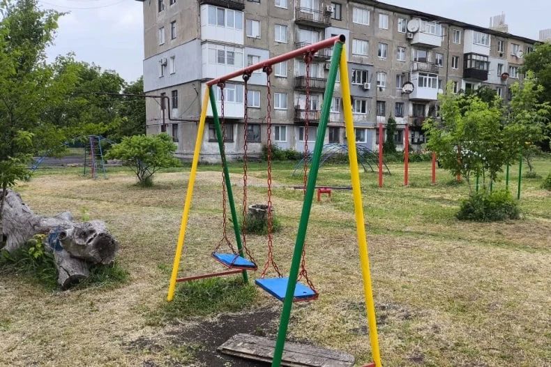 В Червонопартизанске продолжили благоустройство детской площадки В Червонопартизанске продолжили благоустройство детской площадки