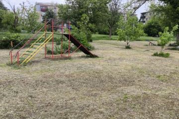 В Червонопартизанске продолжили благоустройство детской площадки