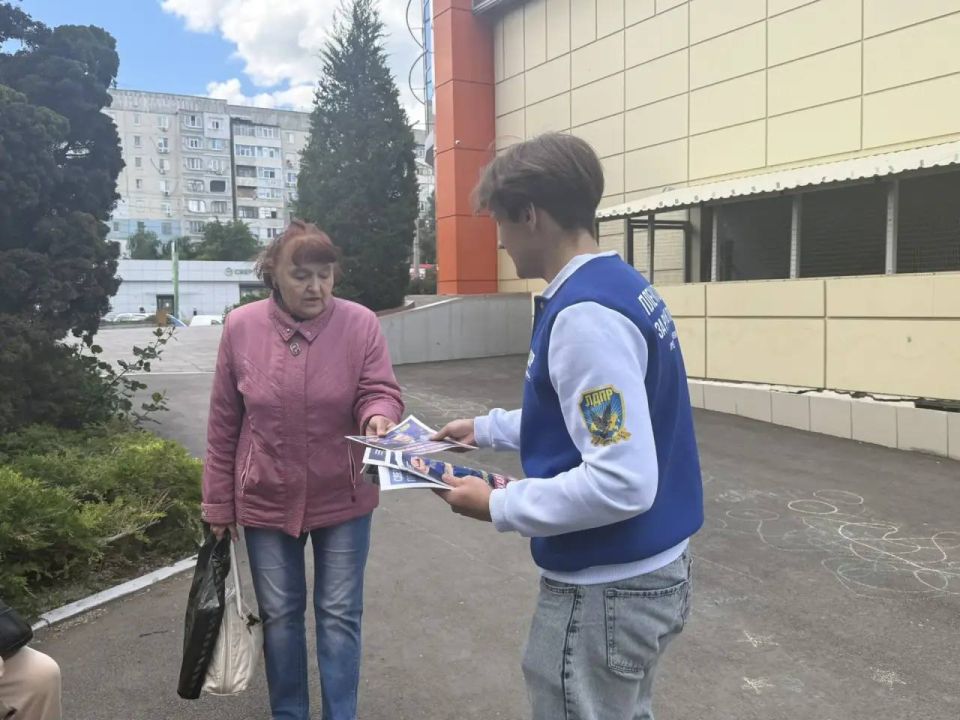 Активисты Молодежной организации ЛДПР ЛНР вновь появились на улицах города, чтобы пообщаться с местными жителями и раздавать им новый выпуск партийной газеты Активисты Молодежной организации ЛДПР ЛНР вновь появились на улицах города, чтобы пообщаться с местными жителями и раздавать им новый выпуск партийной газеты