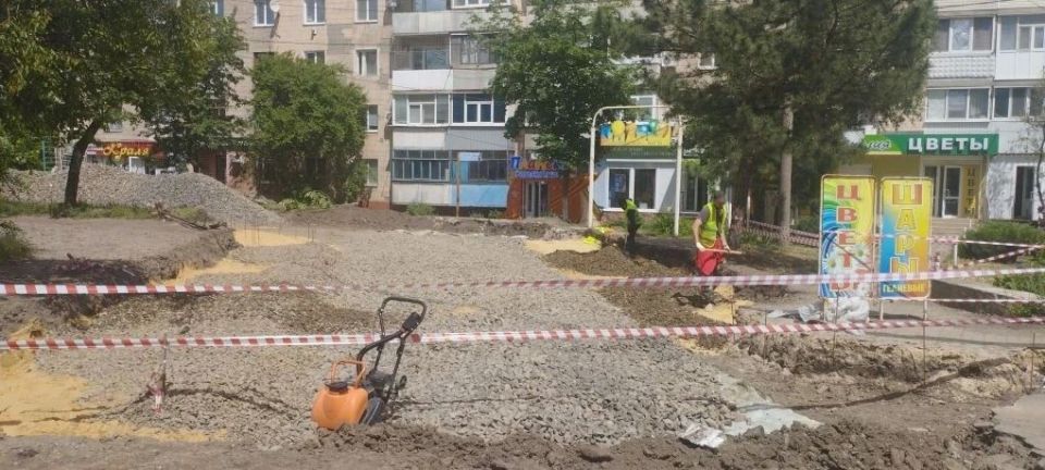 В Краснодоне, по адресу Микроцентр, 25, специалистами подрядной организации СК «Артстрой» активно проводятся работы по ремонту внутридомовой территории В Краснодоне, по адресу Микроцентр, 25, специалистами подрядной организации СК «Артстрой» активно проводятся работы по ремонту внутридомовой территории