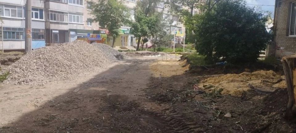 В Краснодоне, по адресу Микроцентр, 25, специалистами подрядной организации СК «Артстрой» активно проводятся работы по ремонту внутридомовой территории В Краснодоне, по адресу Микроцентр, 25, специалистами подрядной организации СК «Артстрой» активно проводятся работы по ремонту внутридомовой территории