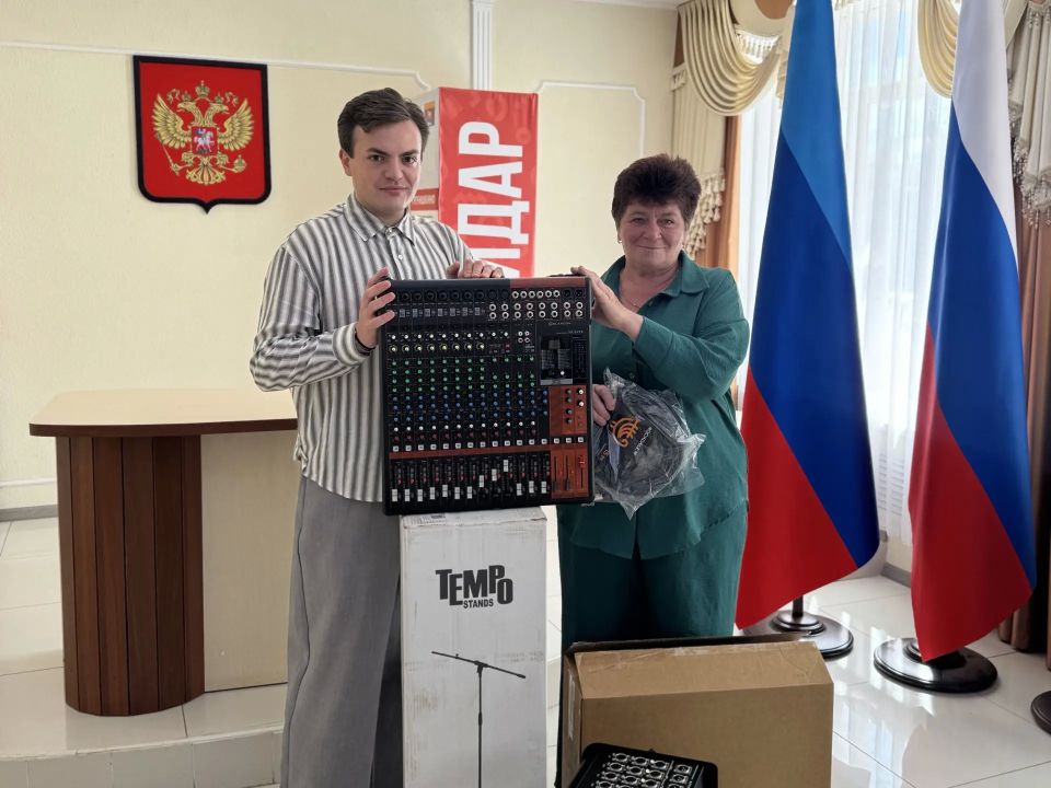 Благодаря реализации программы предоставления субсидий за счёт средств федерального и регионального бюджетов на обеспечение развития и укрепления материально-технической базы домов культуры в населённых пунктах с... Благодаря реализации программы предоставления субсидий за счёт средств федерального и регионального бюджетов на обеспечение развития и укрепления материально-технической базы домов культуры в населённых пунктах с...