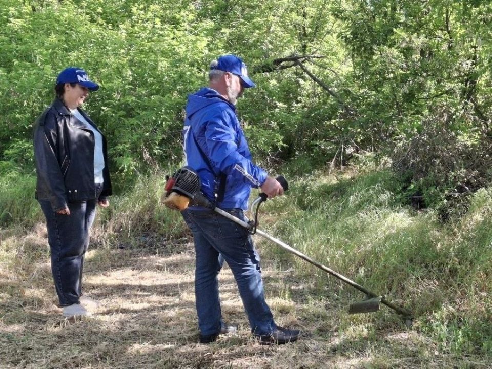 Партийное единство! Активисты Единой России покосили и сгребли траву в г.Краснодоне Партийное единство! Активисты Единой России покосили и сгребли траву в г.Краснодоне
