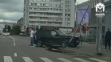 Жёсткая авария на Театральной площади в Луганске
