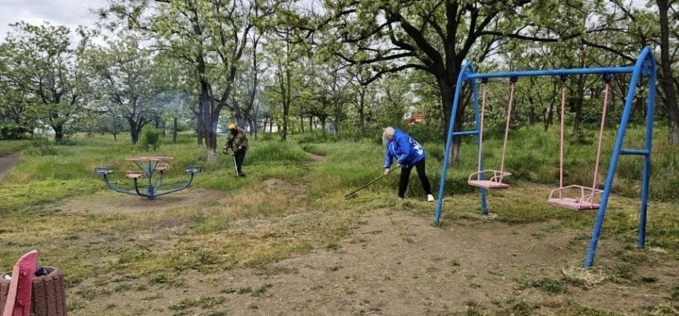 ПАРК ОЖИВАЕТ К ПРАЗДНИКУ. К Дню защиты детей парк преобразился — не сам по себе, а благодаря рукам тех, кто любит свой город