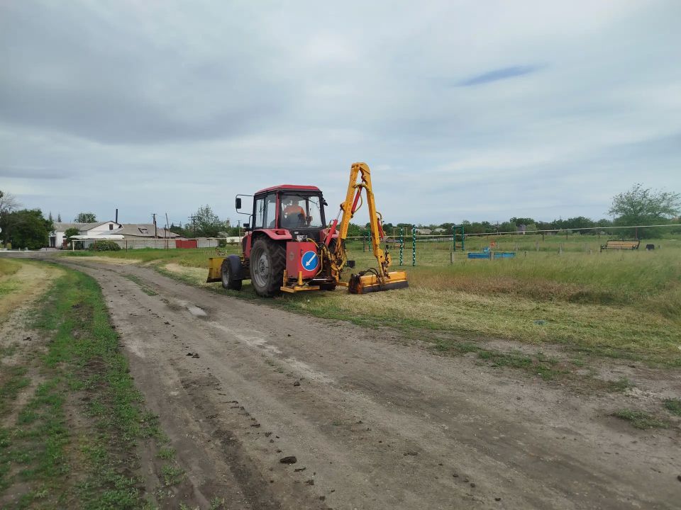 Работы по покосу травы в селе Самсоновка продолжаются Работы по покосу травы в селе Самсоновка продолжаются