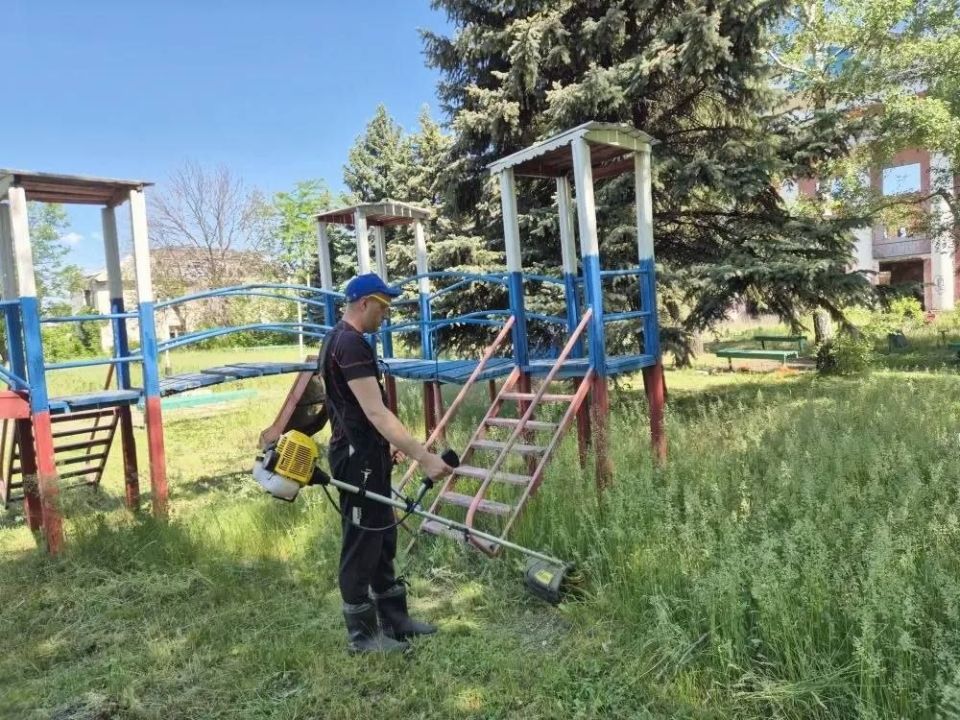 Сергей Колягин: Трудовой коллектив ДК имени Островского в городе Золотое с заботой благоустраивает прилегающую территорию Сергей Колягин: Трудовой коллектив ДК имени Островского в городе Золотое с заботой благоустраивает прилегающую территорию