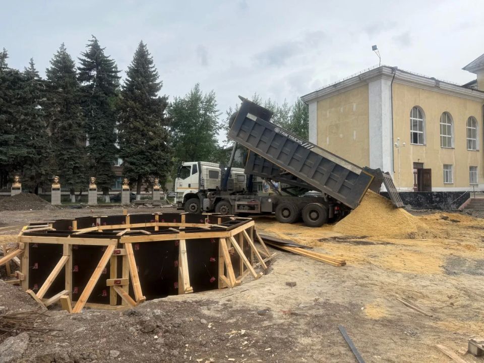 В городе Молодогвардейске активными темпами продолжается реконструкция площади перед ДК «Юность», где центральным объектом станет современный фонтан В городе Молодогвардейске активными темпами продолжается реконструкция площади перед ДК «Юность», где центральным объектом станет современный фонтан
