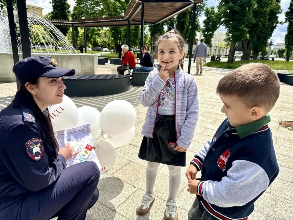 Госавтоинспекторы Луганска поздравили маленьких горожан с Днём защиты детей Госавтоинспекторы Луганска поздравили маленьких горожан с Днём защиты детей