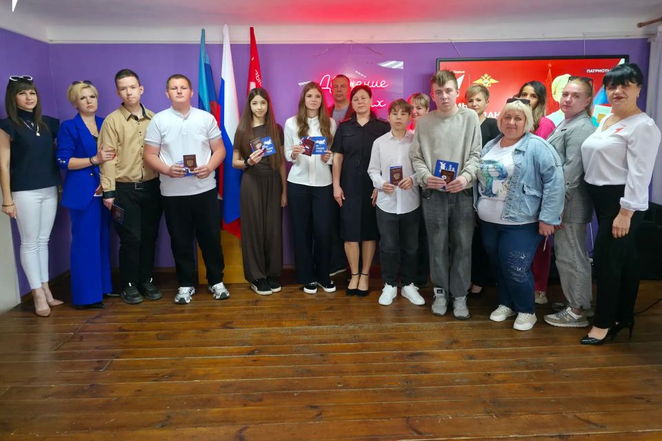 В Свердловском муниципальном округе состоялась торжественная церемония вручения паспортов В Свердловском муниципальном округе состоялась торжественная церемония вручения паспортов