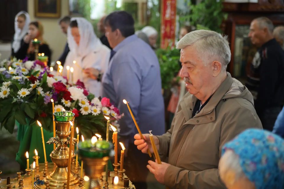В праздник Святой Троицы депутаты от Единой России передали полевую кухню храму Александра Невского в Луганске В праздник Святой Троицы депутаты от Единой России передали полевую кухню храму Александра Невского в Луганске