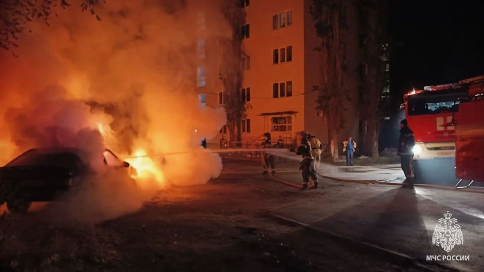 Спасатели МЧС России в Северодонецке тушили горящий автомобиль