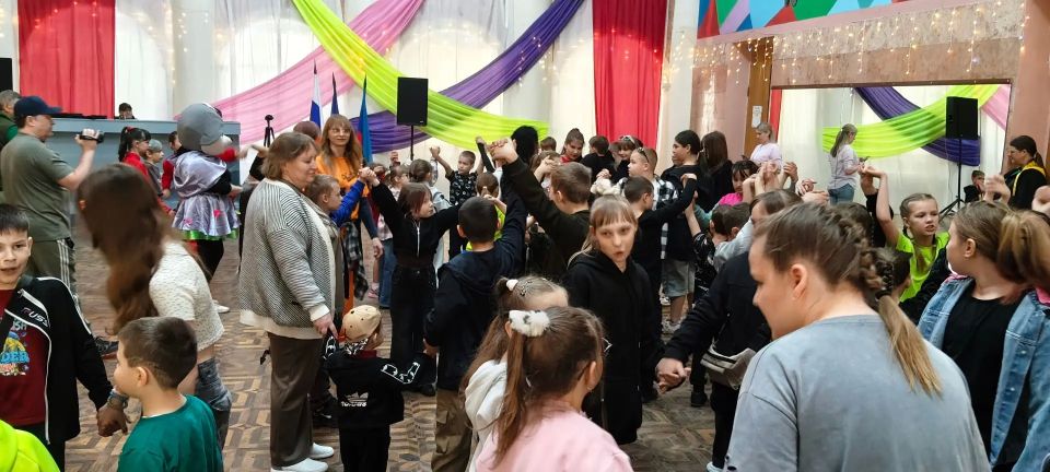 В Молодогвардейском Дворце культуры «Юность» под эгидой ВПП «Единая Россия» прошла игровая программа для детей «Путешествие в творческую страну» В Молодогвардейском Дворце культуры «Юность» под эгидой ВПП «Единая Россия» прошла игровая программа для детей «Путешествие в творческую страну»