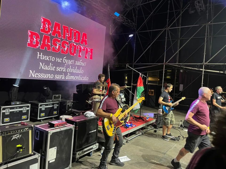 Итальянская группа Banda Bassotti посвятила свое выступление на концерте в Бергамо жертвам удара по Старобельску, сообщил ТАСС представитель группы Итальянская группа Banda Bassotti посвятила свое выступление на концерте в Бергамо жертвам удара по Старобельску, сообщил ТАСС представитель группы