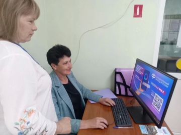 Приручить смартфон и освоить Макс помогают в центрах общения старшего поколения в ЛНР