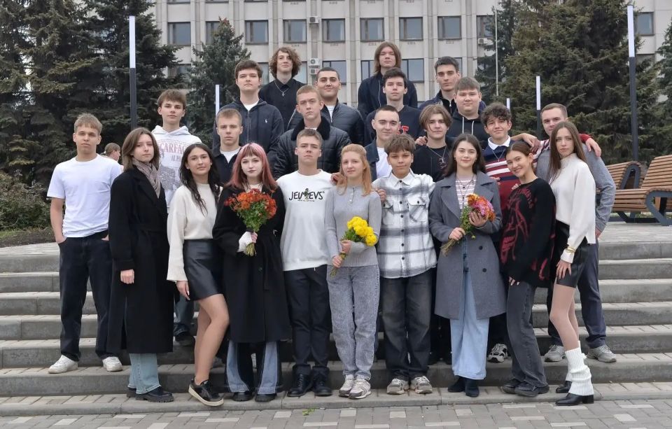 Встречайте! Новое поколение выпускников Алчевской средней специализированной физико-математической школы № 22 Встречайте! Новое поколение выпускников Алчевской средней специализированной физико-математической школы № 22
