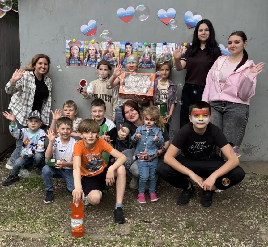 В Международный день защиты детей студенты и преподаватели педколледжа устроили замечательный праздник для юных горожан, который подарил им море улыбок и незабываемых впечатлений! В Международный день защиты детей студенты и преподаватели педколледжа устроили замечательный праздник для юных горожан, который подарил им море улыбок и незабываемых впечатлений!