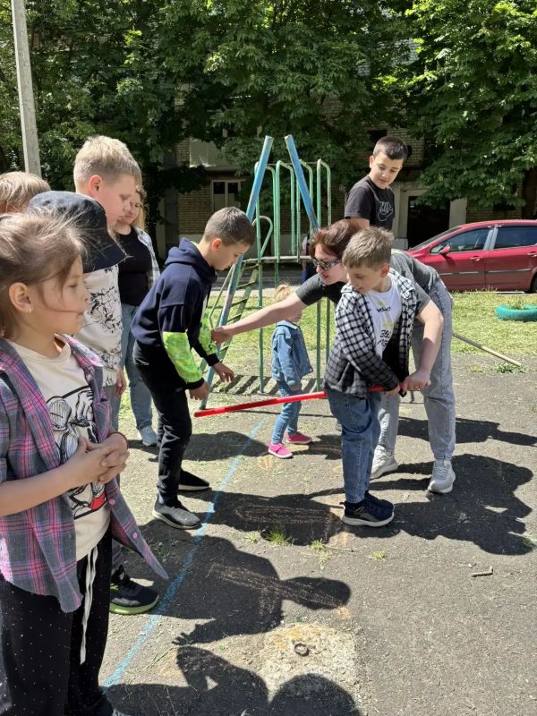 В Международный день защиты детей студенты и преподаватели педколледжа устроили замечательный праздник для юных горожан, который подарил им море улыбок и незабываемых впечатлений! В Международный день защиты детей студенты и преподаватели педколледжа устроили замечательный праздник для юных горожан, который подарил им море улыбок и незабываемых впечатлений!