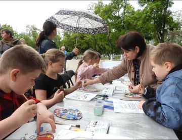 В честь Международного дня защиты детей молодёжный центр организовал праздничное мероприятие на открытой площадке в парке культуры и отдыха имени Победы