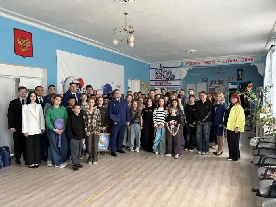 В Стаханове ЛНР работники прокуратуры поздравили детей-сирот и детей, оставшихся без попечения родителей, являющихся воспитанниками городской школы-интерната