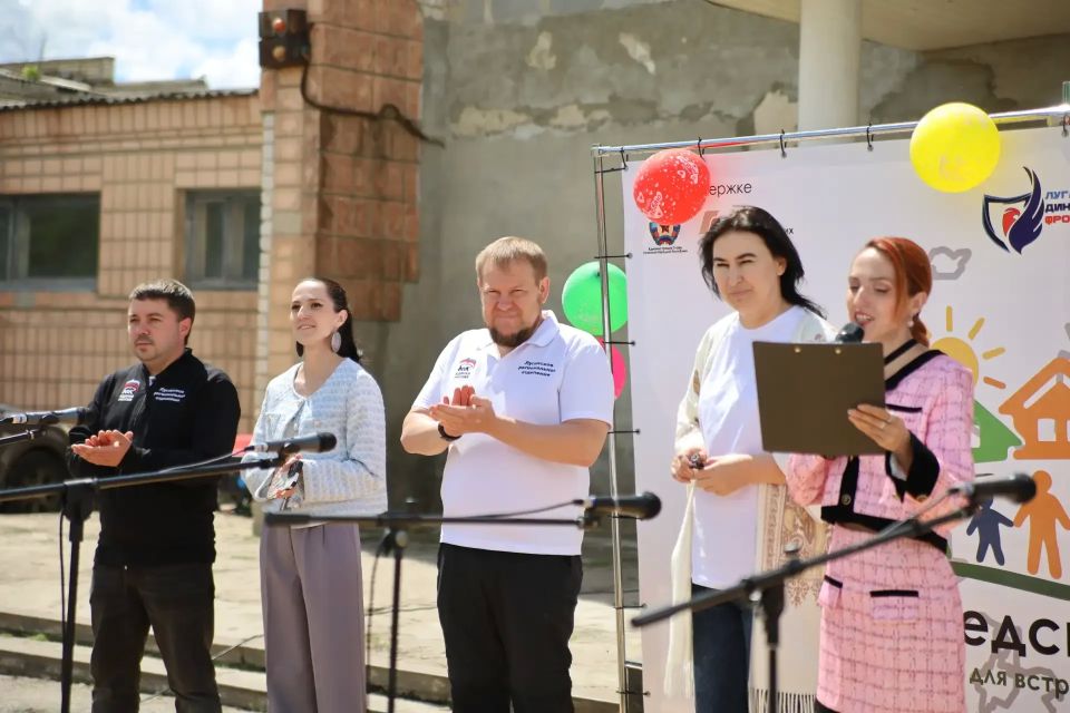 В Фабричном устроили праздник двора с мороженым, роботами и ростовыми куклами В Фабричном устроили праздник двора с мороженым, роботами и ростовыми куклами