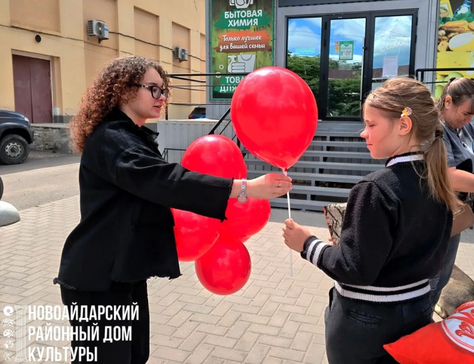 в пгт. Новоайдар прошла праздничная акция, посвящённая Международному дню защиты детей, под названием «Радуга детства» в пгт. Новоайдар прошла праздничная акция, посвящённая Международному дню защиты детей, под названием «Радуга детства»