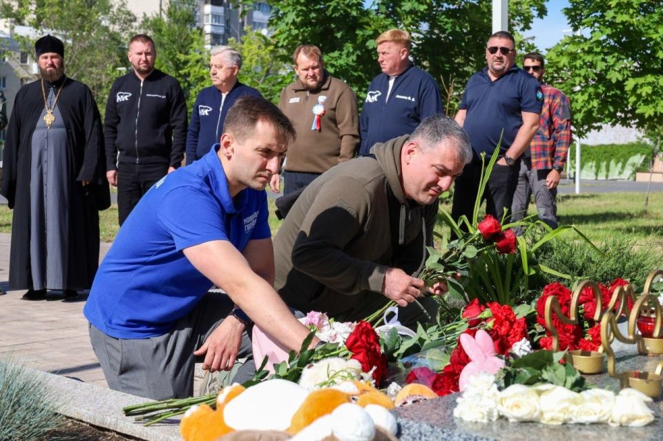 В Луганске почтили память детей - жертв агрессии ВСУ В Луганске почтили память детей - жертв агрессии ВСУ