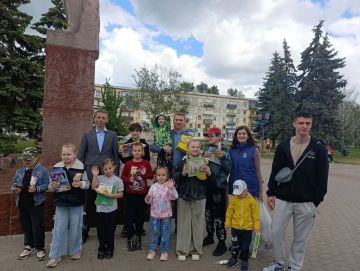 В рамках празднования Международного дня защиты детей и в рамках акции «Добрые дела» единороссы в Кировске провели мероприятие «Счастливое детство»