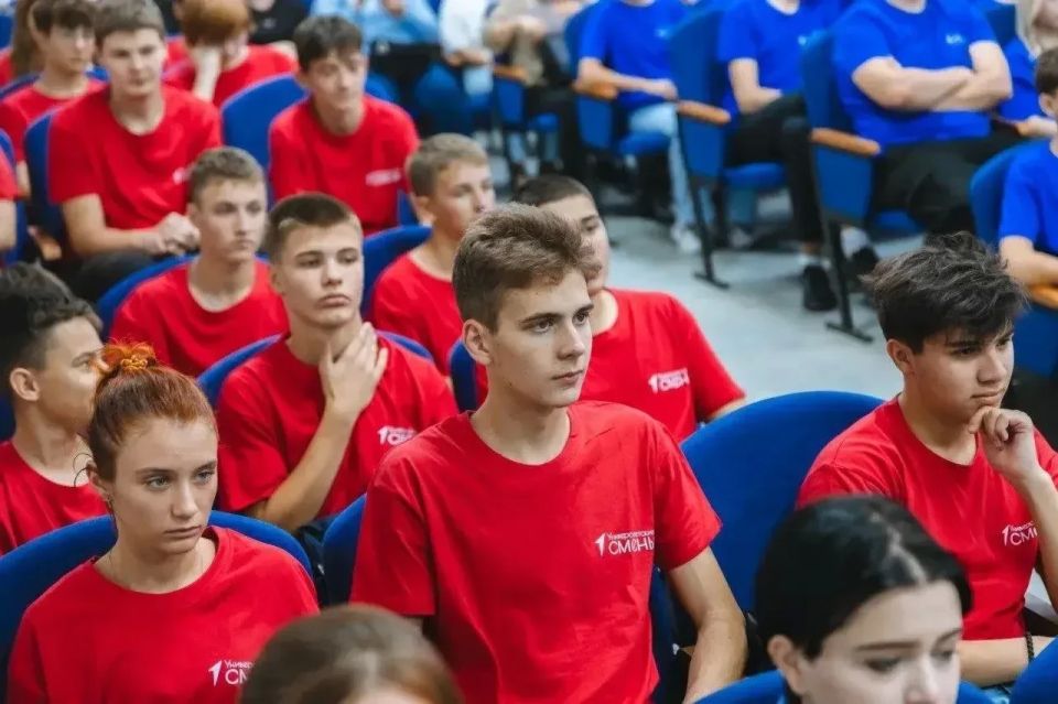 Глава ЛНР Леонид Пасечник поздравил юных жителей с 1 июня Глава ЛНР Леонид Пасечник поздравил юных жителей с 1 июня